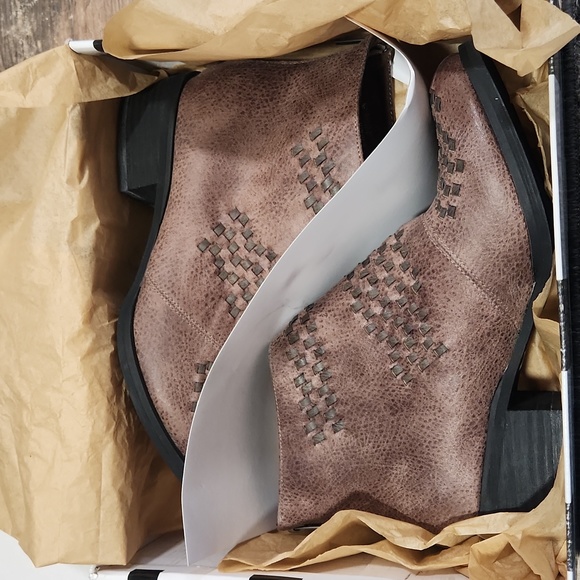 NOT RATED KYLA FAUX LEATHER WOVEN BLOCK HEEL WESTERN ANKLE BOOTIE - Picture 10 of 12